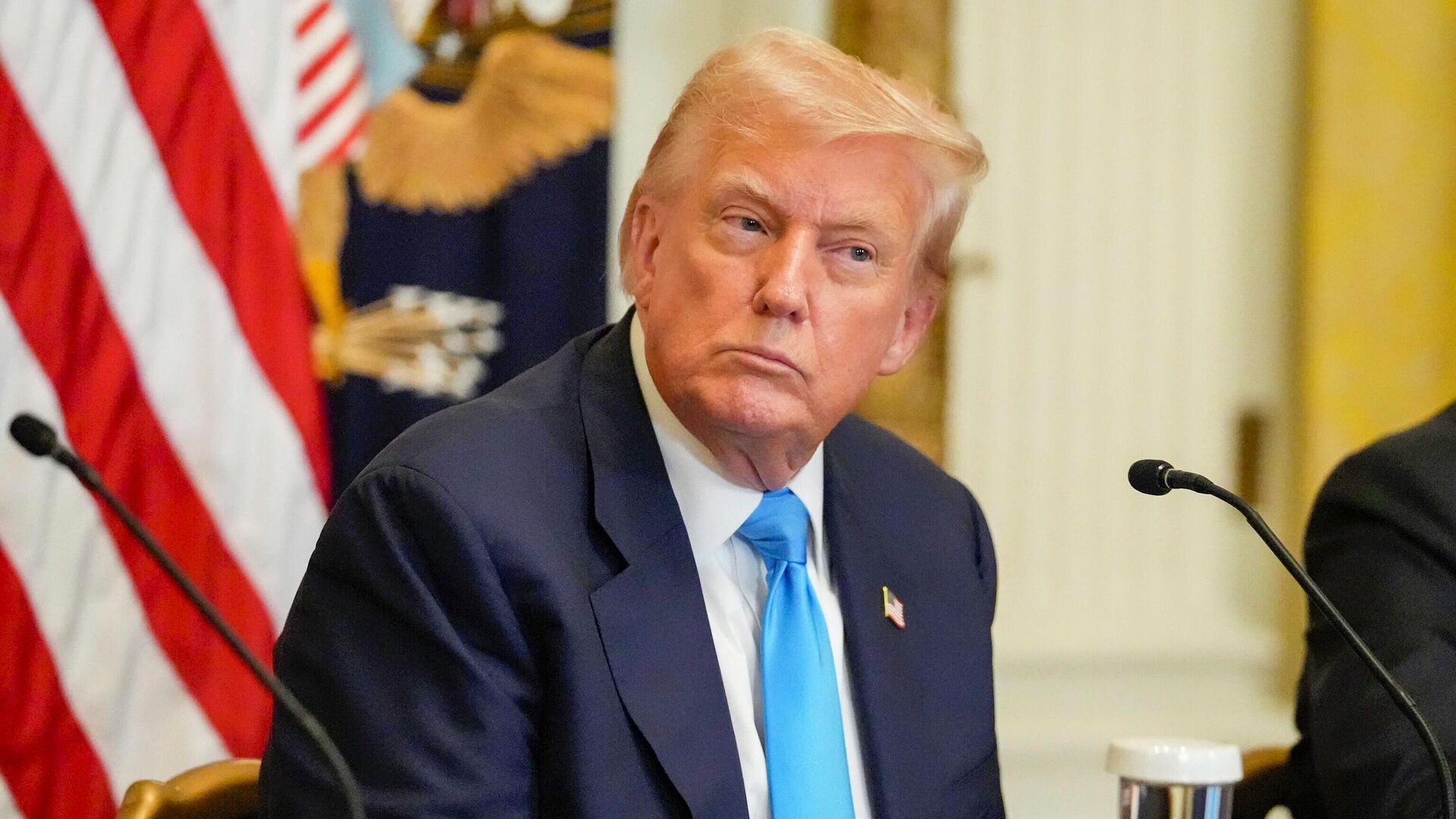 Белый дом опубликовал фото разговора Трампа с Путиным